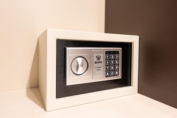 A secure electronic safe with a keypad and a combination lock. - Suites Gaudioso Napoli Center (Naples)