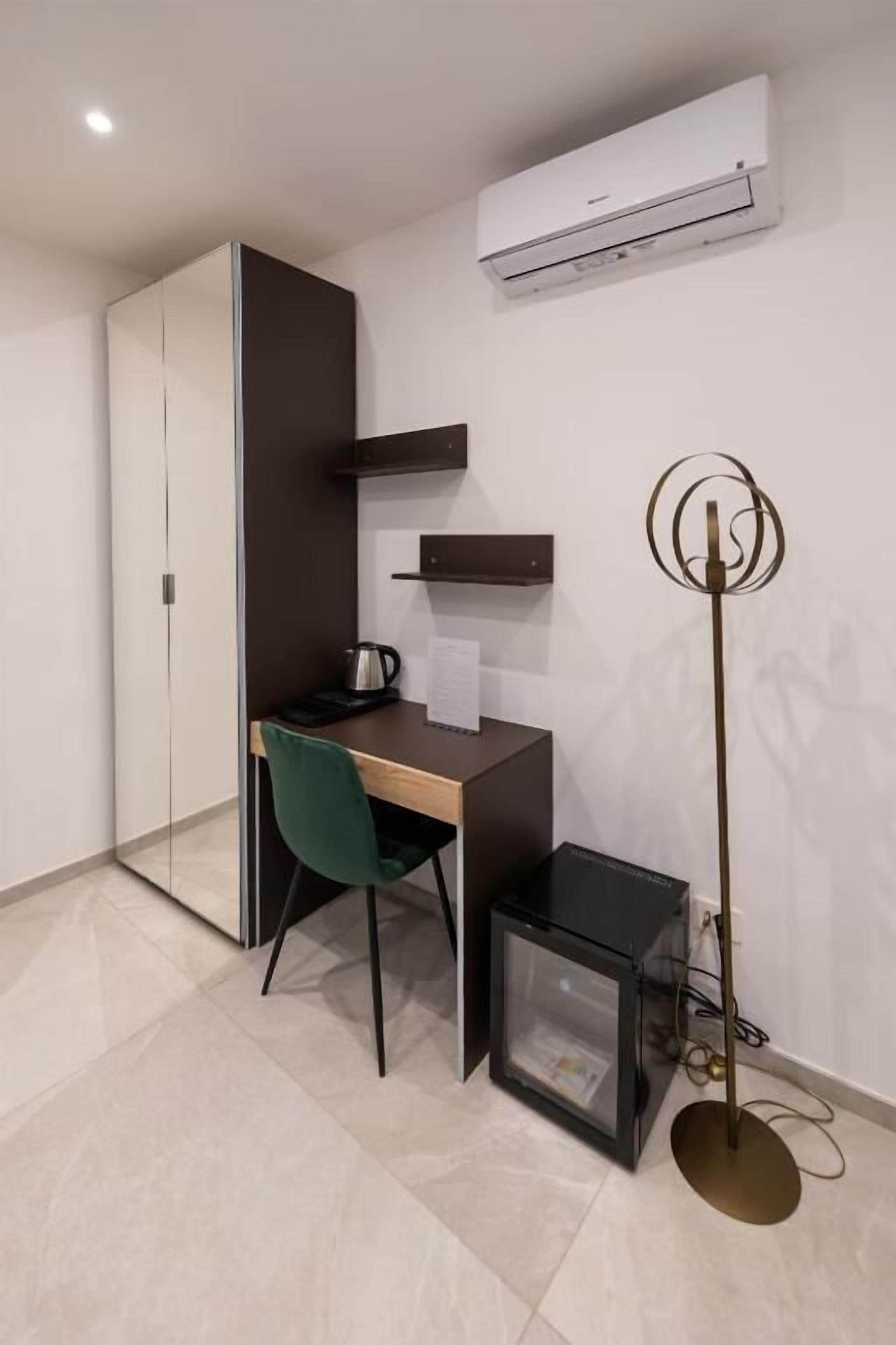 Deluxe Double Room, Balcony, City View | Interior