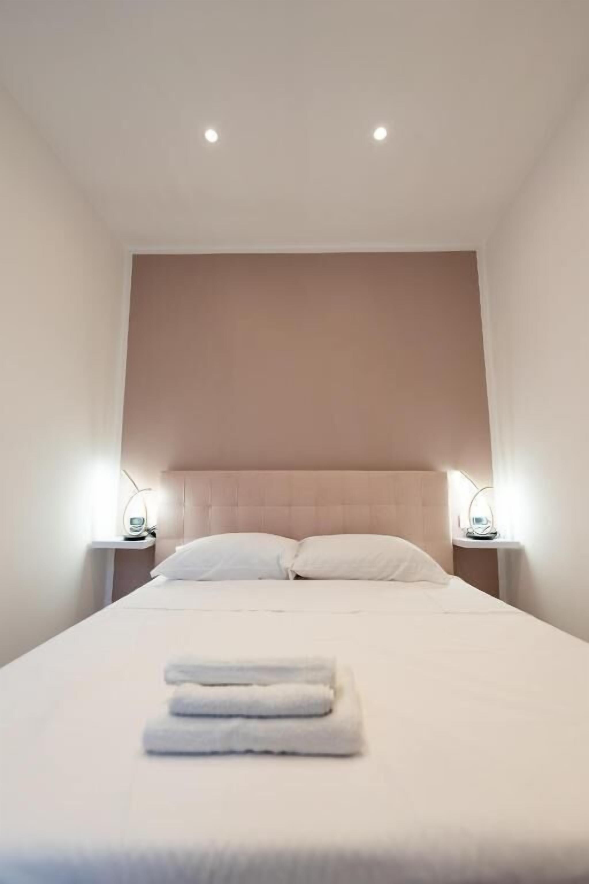 Kahden hengen perushuone, näköala pihalle | Tallelokero huoneessa, äänieristys, ilmainen Wi-Fi