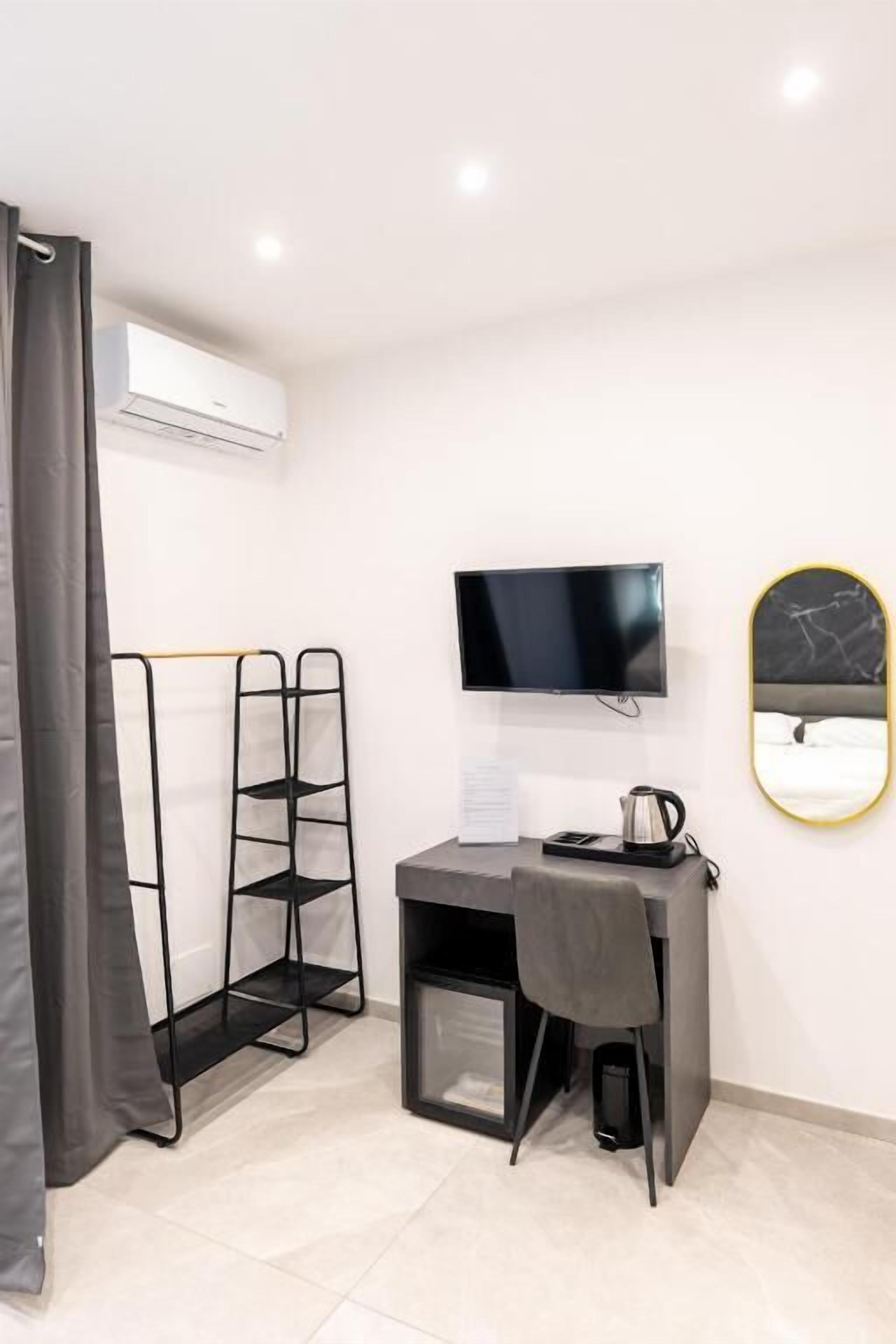 Deluxe Double Room, Balcony, City View | Interior