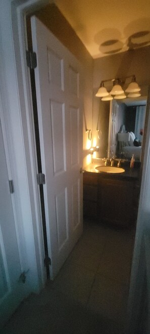 Regadera, toallas, jabón, papel de baño