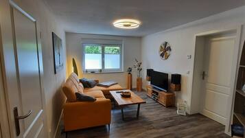 Fernseher, Tischtennisplatte, Stereoanlage