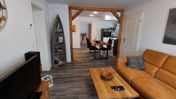 Téléviseur, table de ping-pong, chaîne audio