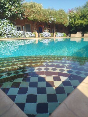 Outdoor pool, open 9:30 AM to 11:00 PM, sun loungers - Maison Alphea SPA Hammam (Marrakech)