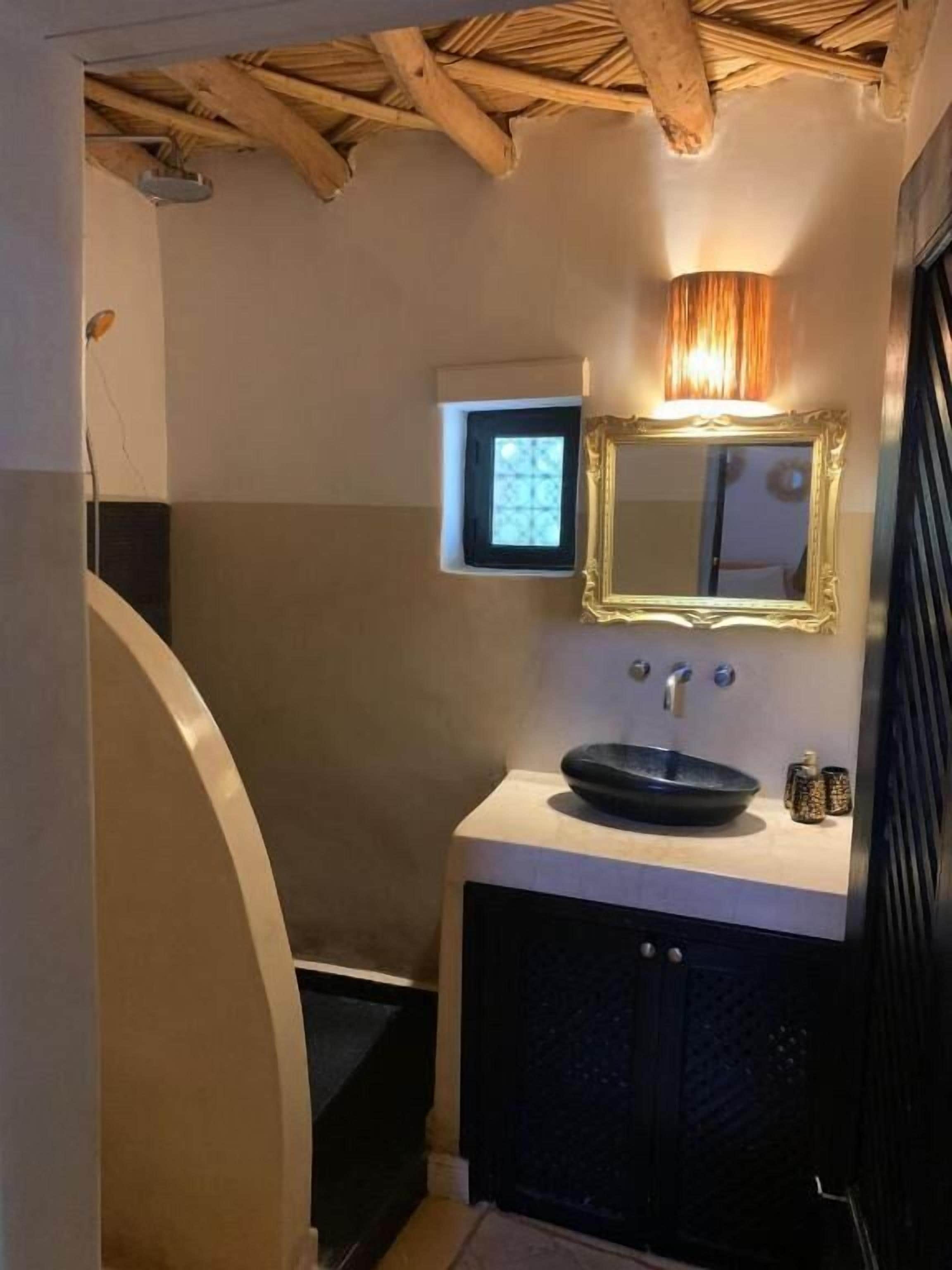 Chambre, vue piscine | Salle de bain