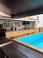 Una piscina al aire libre