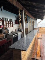 Cocina con encimeras de granito, estufa y lámparas colgantes.