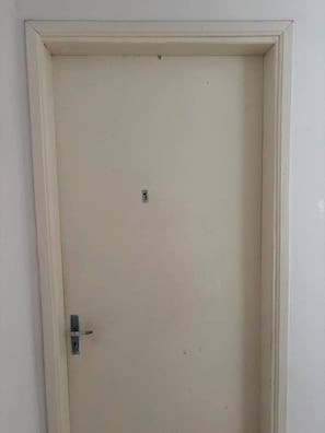 Eine geschlossene Tür mit einer schlichten Riegelverriegelung.