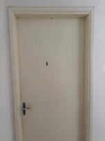 Una puerta cerrada con un sencillo sistema de cierre.
