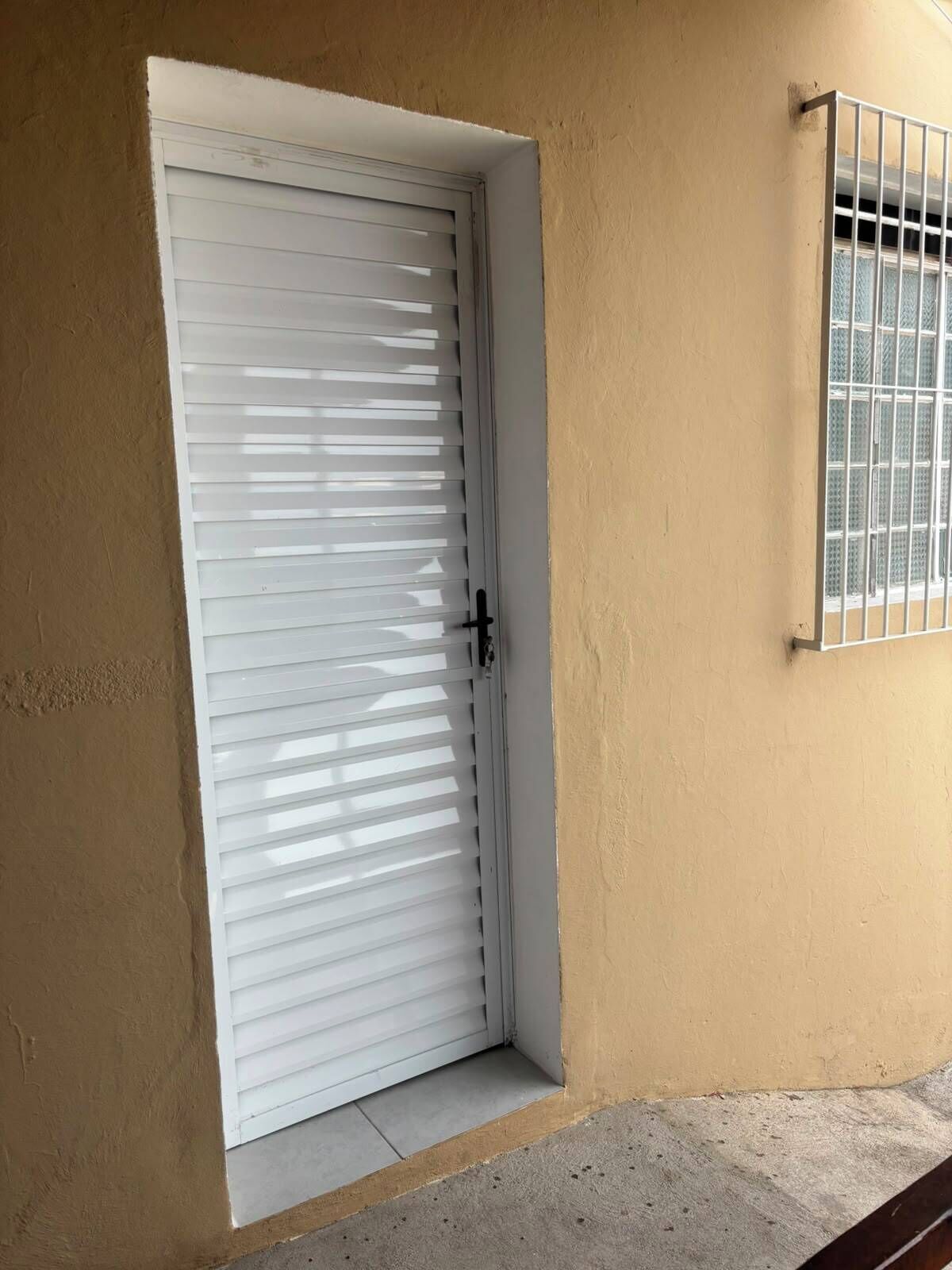 Quarto conforto, banheiro privativo | Detalhe da fachada