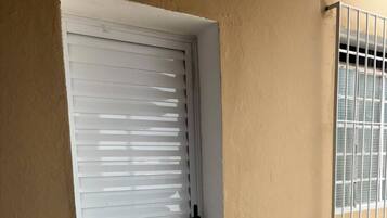 Quarto conforto, banheiro privativo | Detalhe da fachada