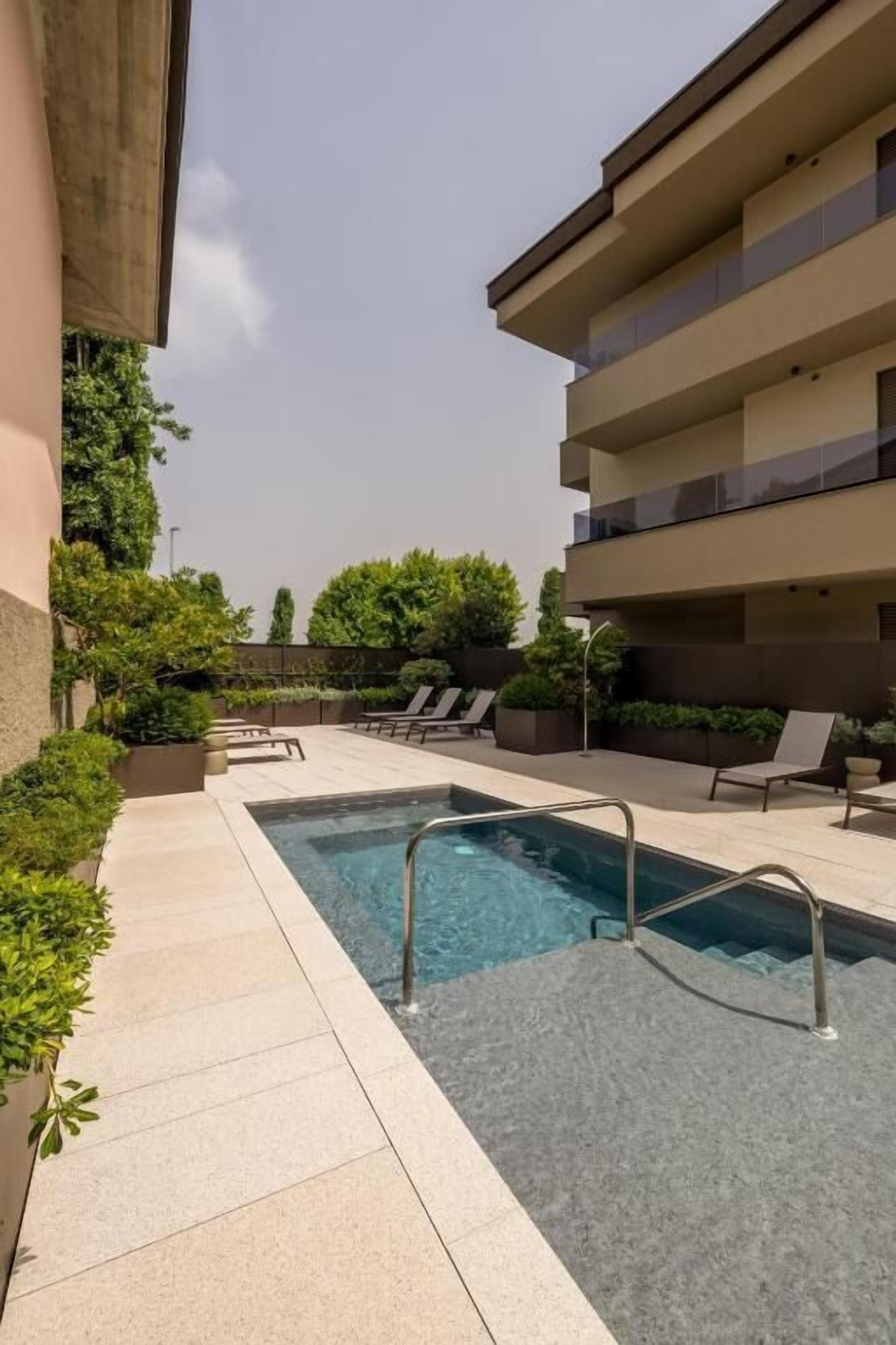 Piscine extérieure (ouverte en saison), chaises longues