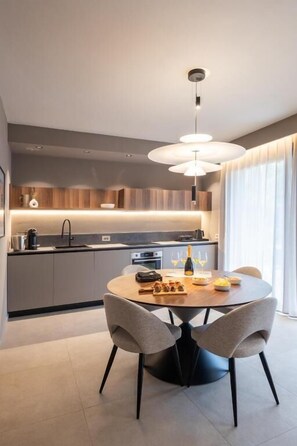 Full-sized fridge, microwave, oven, stovetop - Stemor srl (Desenzano del Garda)