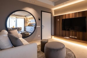 Premium-Apartment, 2 Schlafzimmer, Balkon | Wohnbereich | 65-Zoll-Plasmafernseher mit Satellitenempfang, Fußbodenheizung