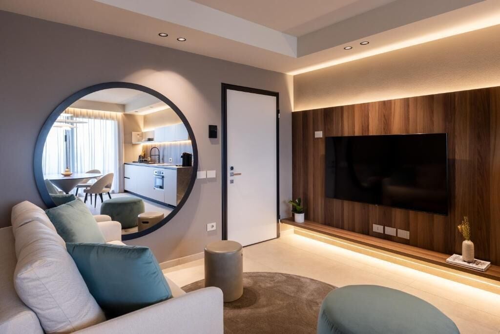 Apartamento premium, 2 quartos, sacada | Área de estar | TV de plasma 65 polegadas com canais via satélite, pisos aquecidos