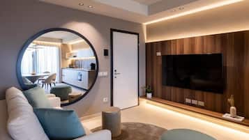 Apartamento premium, 2 quartos, sacada | Área de estar | TV de plasma 65 polegadas com canais via satélite, pisos aquecidos