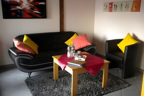 Fernseher, DVD-Player, Tischtennisplatte, Stereoanlage