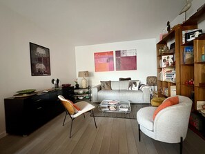 TV - Bright living room in Levallois-Perret (Levallois-Perret)