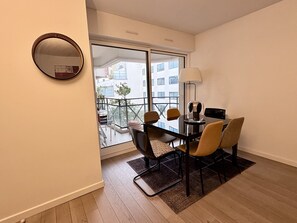 Dining - Bright living room in Levallois-Perret (Levallois-Perret)