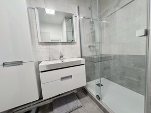 Douche, serviettes fournies