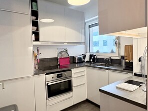 Fridge, microwave, oven, dishwasher - Bright living room in Levallois-Perret (Levallois-Perret)