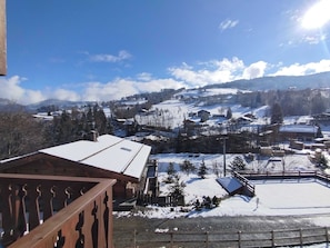 A snow-covered village with houses and a clear sky. - Apt or chalet near the village Combloux (Combloux)