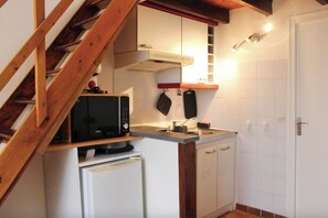 Fridge, microwave, oven, coffee/tea maker - Charming, quiet apartment in Bagneux (Bagneux)
