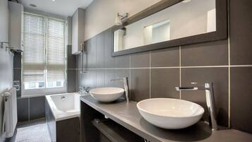 SĂšche-cheveux, serviettes fournies