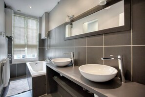 Sèche-cheveux, serviettes fournies