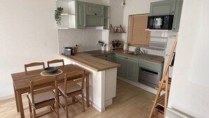 Fridge, microwave, oven, dishwasher - Apartment with terrace and pool in La Rochelle (La Rochelle)