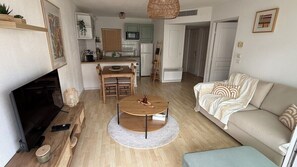 TV - Apartment with terrace and pool in La Rochelle (La Rochelle)