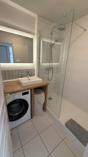 Shower - Apartment with terrace and pool in La Rochelle (La Rochelle)