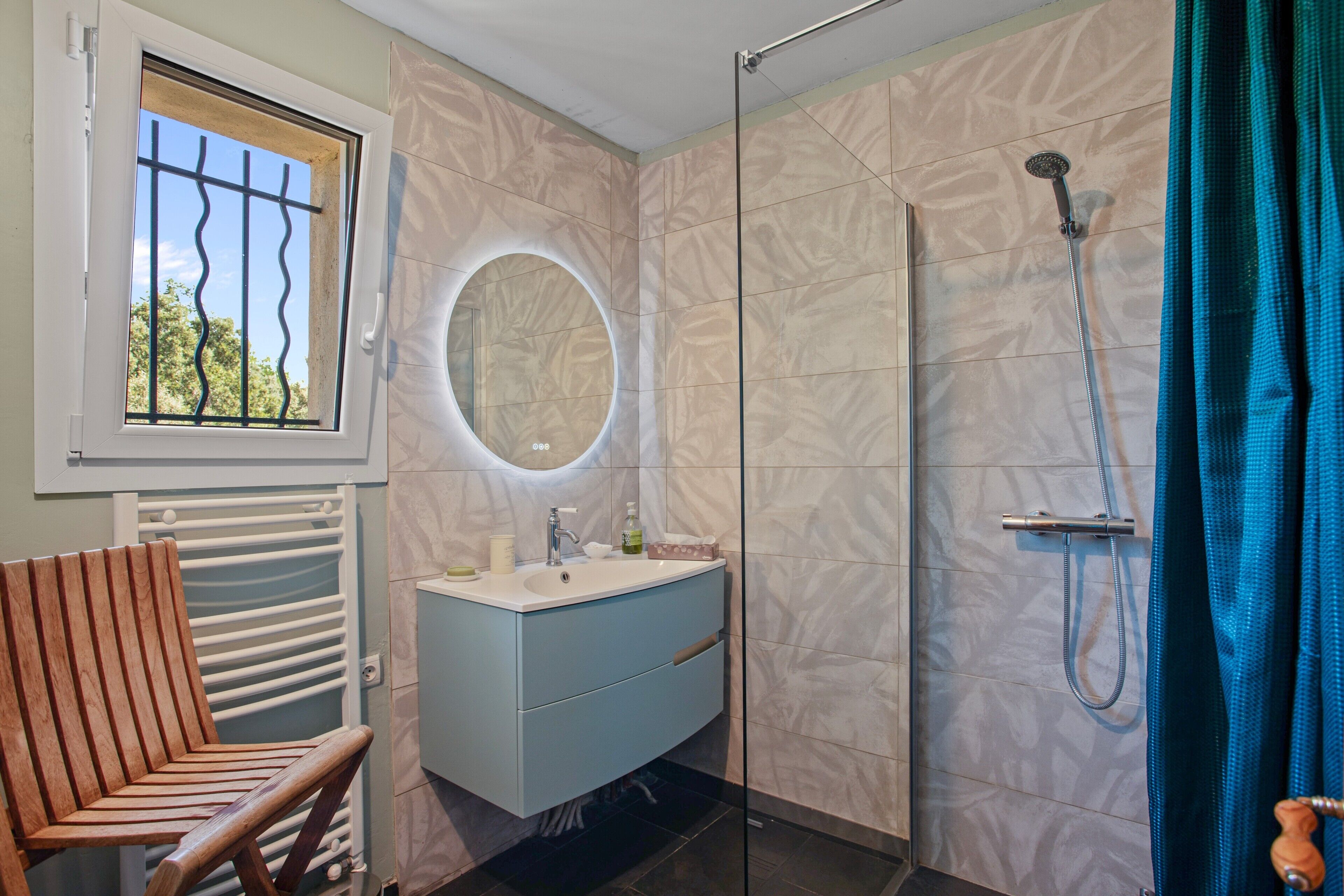 Shower, hair dryer, towels