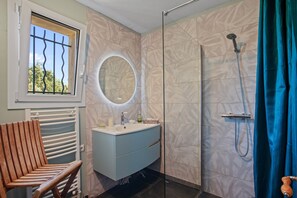 Shower, hair dryer, towels
