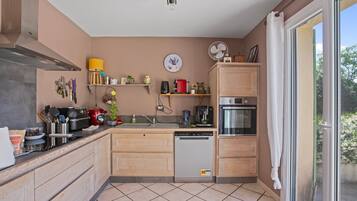 Kjøleskap, mikrobølgeovn, kaffetrakter/tekoker og vannkoker