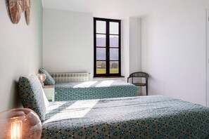 Tabla de planchar con plancha, wifi y ropa de cama 