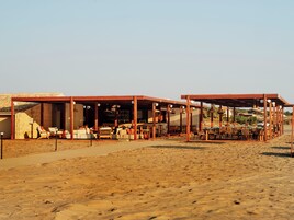 Restaurante frente a la playa con terraza y zona de bar.