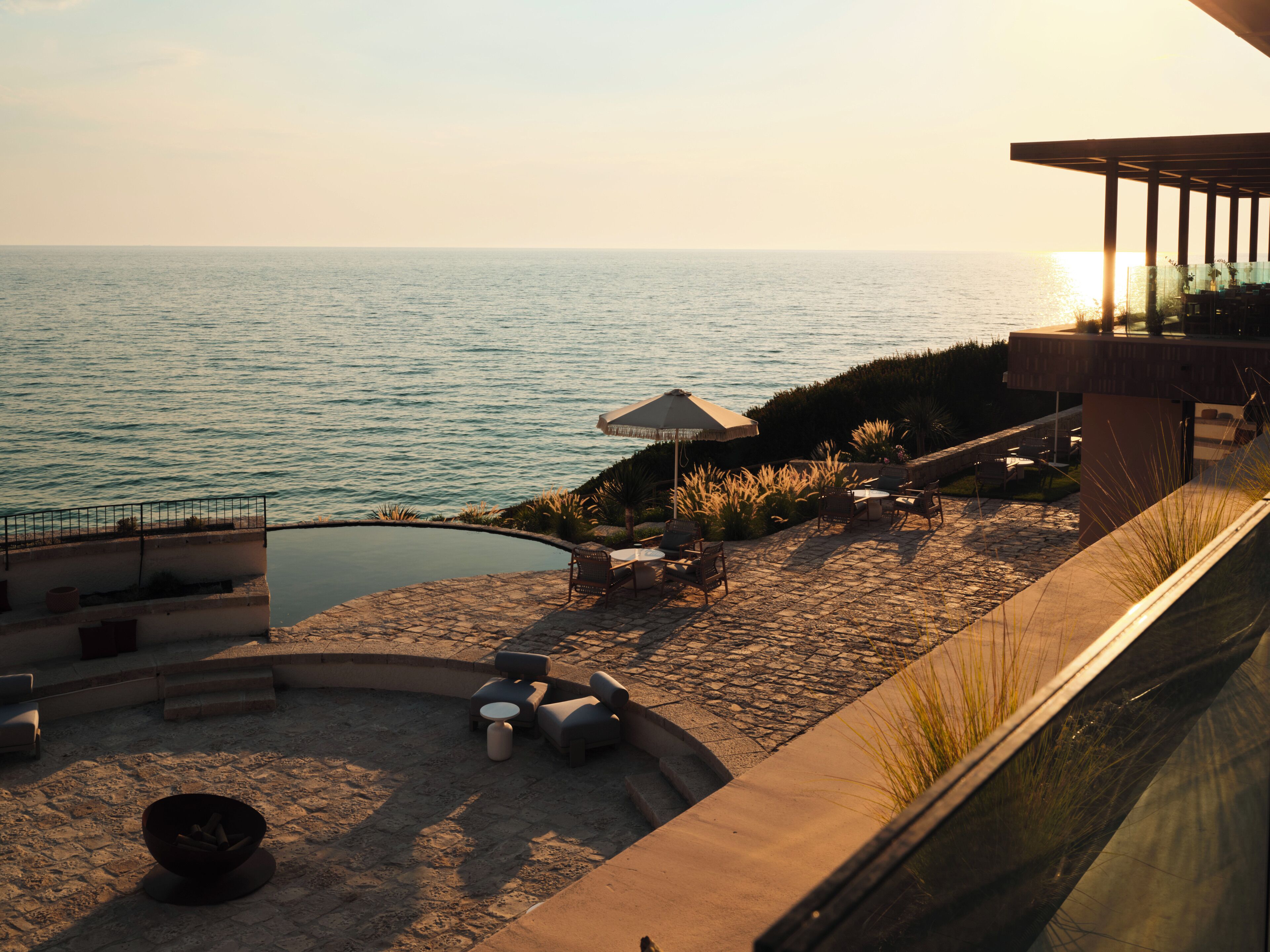 Una terrazza sul mare con posti a sedere all'aperto e vista sull'oceano.