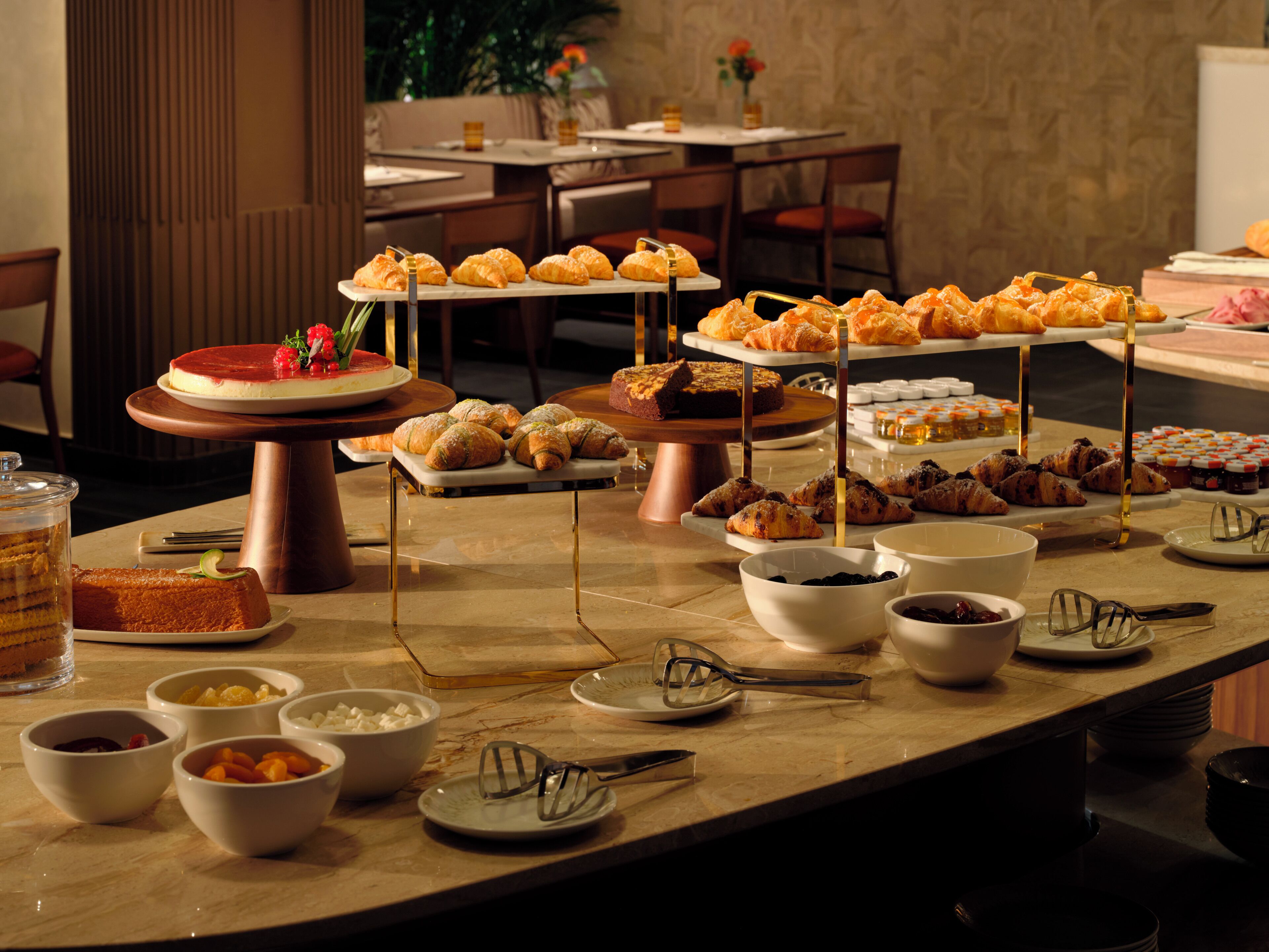 Una mesa de buffet con diversos alimentos y utensilios.