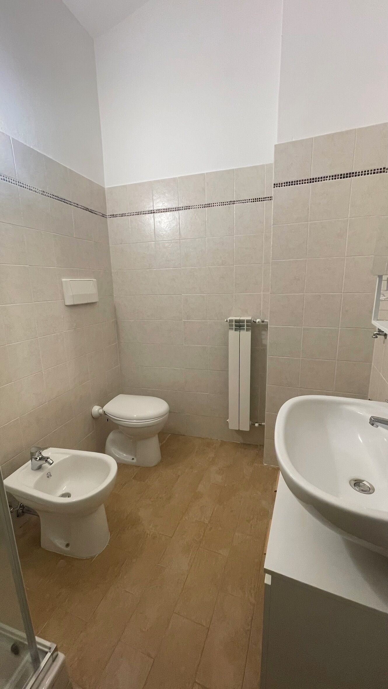 Dusche, Haartrockner, Bidet, Handtücher