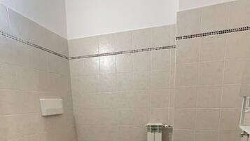Dusche, Haartrockner, Bidet, Handtücher