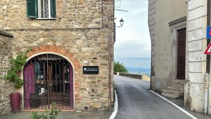 Een stenen gebouw met een bord waarop staat 'Antichi gusti di Maremma'.