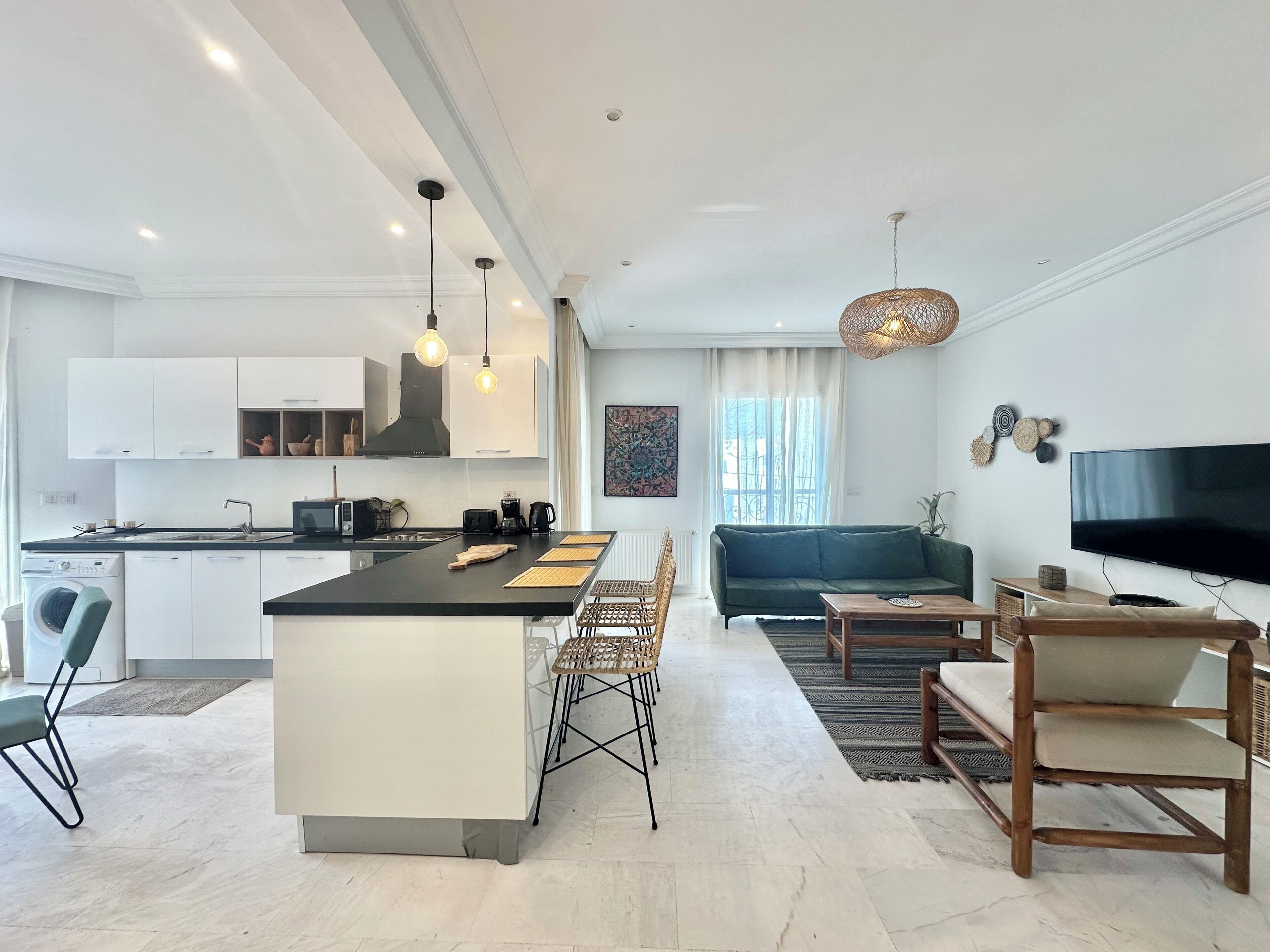 Eine moderne Wohnung mit Küche, Essbereich und Wohnzimmer.