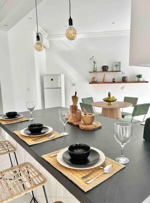 Leilighet, 2 soverom, røyk, balkong | Spisestue