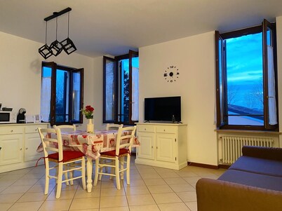 Verona Red Suite: Comfort & Parking Space Between Arena & Fairgrounds