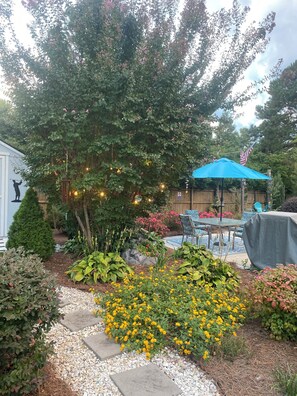 Outdoor dining - 4-bedroom house in adorable Pinehurst with cozy living spaces (Pinehurst)