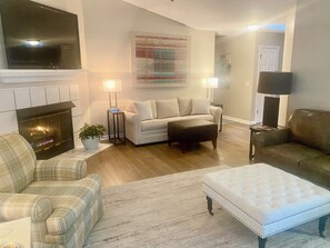 Living area - 4-bedroom house in adorable Pinehurst with cozy living spaces (Pinehurst)