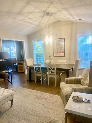 Dining - 4-bedroom house in adorable Pinehurst with cozy living spaces (Pinehurst)