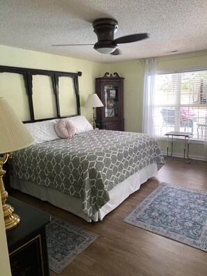 4 bedrooms, desk, iron/ironing board, travel cot - 4-bedroom house in adorable Pinehurst with cozy living spaces (Pinehurst)