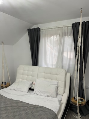 Tabla de planchar con plancha, wifi, ropa de cama